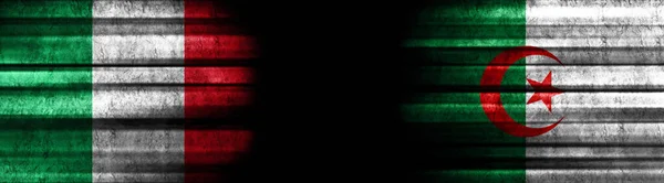 Flaggen Italiens Und Algeriens Auf Schwarzem Hintergrund — Stockfoto