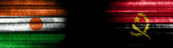 Kara Arkaplanda Nijer Angola Bayrakları — Stok fotoğraf