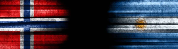 ノルウェーとアルゼンチン 黒い背景の旗 — ストック写真