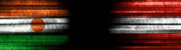 Σημαίες Του Νίγηρα Και Της Αυστρίας Μαύρο Φόντο — Φωτογραφία Αρχείου