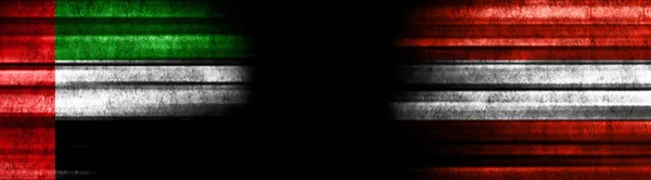 阿拉伯联合酋长国和奥地利关于黑人背景的旗帜 — 图库照片