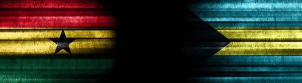 Ghana Und Bahamas Flaggen Auf Schwarzem Hintergrund — Stockfoto