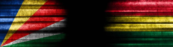 Seychellen Und Bolivien Flaggen Auf Schwarzem Hintergrund — Stockfoto