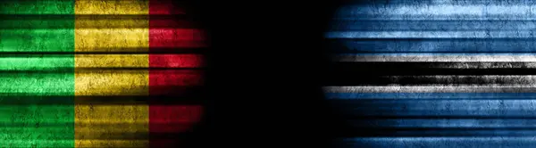 黒い背景にマリとボツワナの旗 — ストック写真
