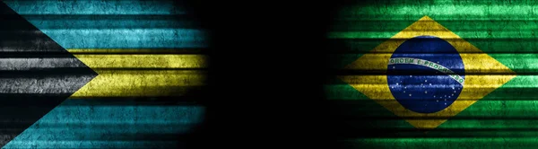 ブラックバックグラウンドのバハマとブラジルの旗 — ストック写真