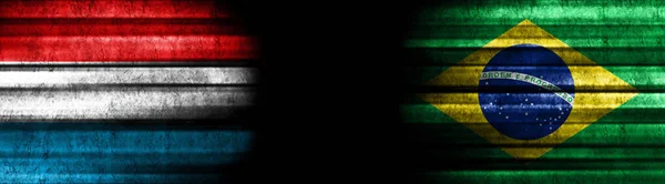 ブラックバックグラウンドのルクセンブルクとブラジルの旗 — ストック写真