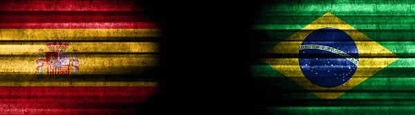 ブラックバックグラウンドのスペインとブラジルの旗 — ストック写真