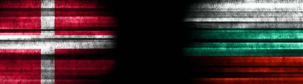 Dänemark Und Bulgarien Flaggen Auf Schwarzem Hintergrund — Stockfoto