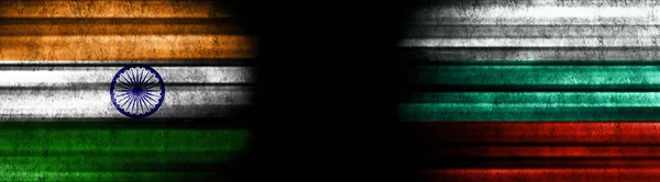 ブラックバックグラウンドのインドとブルガリアの旗 — ストック写真