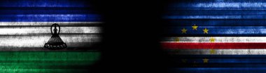 Siyah Arkaplanda Lesotho ve Cape Verde Bayrakları
