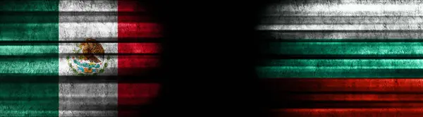 Mexiko Und Bulgarien Flaggen Auf Schwarzem Hintergrund — Stockfoto