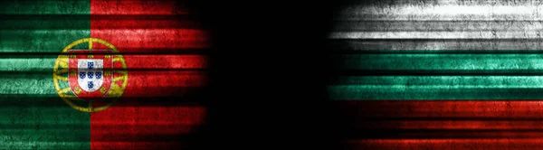 ブラックバックグラウンドのポルトガルとブルガリアの旗 — ストック写真