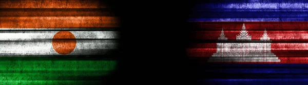 Σημαίες Του Νίγηρα Και Της Καμπότζης Μαύρο Φόντο — Φωτογραφία Αρχείου
