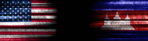 Siyah Arkaplanda Birleşik Devletler Kamboçya Bayrakları — Stok fotoğraf
