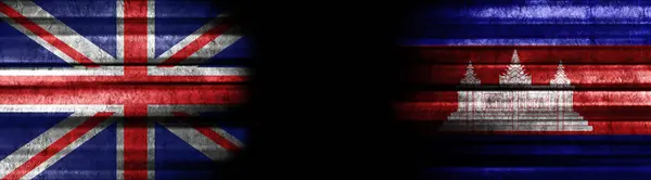 Kara Arkaplanda Birleşik Krallık Kamboçya Bayrakları — Stok fotoğraf