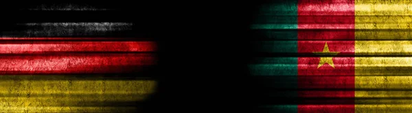 Deutschland Und Kamerun Fahnen Auf Schwarzem Hintergrund — Stockfoto
