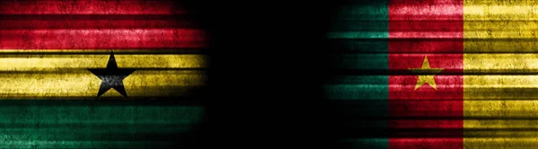 Ghana Und Kamerun Fahnen Auf Schwarzem Hintergrund — Stockfoto
