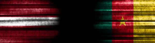 Lettország Kamerun Zászlók Fekete Háttér — Stock Fotó