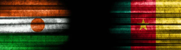 Niger Und Kamerun Flaggen Auf Schwarzem Hintergrund — Stockfoto