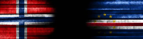 ノルウェーとカーボベルデの旗 黒い背景 — ストック写真