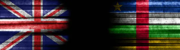 联合王国和中非共和国关于黑人背景的旗帜 — 图库照片