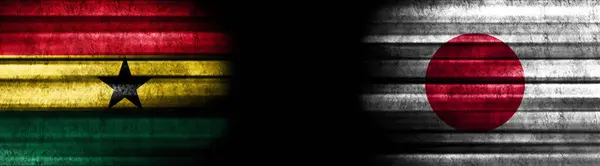 Ghana Und Japan Fahnen Auf Schwarzem Hintergrund — Stockfoto