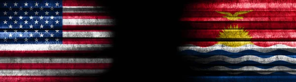 Σημαίες Των Ηνωμένων Πολιτειών Και Του Κιριμπάτι Μαύρο Φόντο — Φωτογραφία Αρχείου