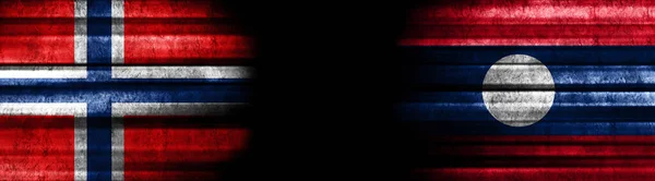 ノルウェーとラオス 黒い背景の旗 — ストック写真