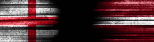 England Und Lettland Fahnen Auf Schwarzem Hintergrund — Stockfoto