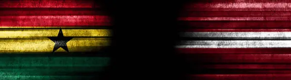 Ghana Und Lettland Fahnen Auf Schwarzem Hintergrund — Stockfoto