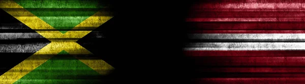 Τζαμάικα Και Λετονία Σημαίες Μαύρο Φόντο — Φωτογραφία Αρχείου