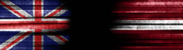 联合王国和拉脱维亚黑色背景旗 — 图库照片