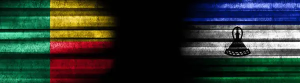 ブラックバックグラウンドのベニンとレソトの旗 — ストック写真