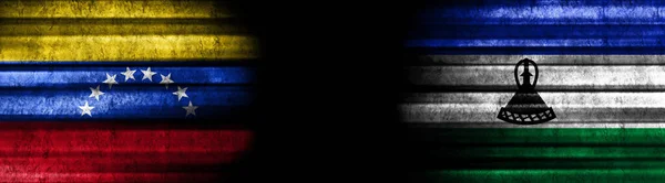 ブラックバックグラウンドのベネズエラとレソトの旗 — ストック写真