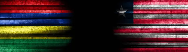 モーリシャスとリベリアの黒い背景の旗 — ストック写真