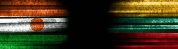 黒い背景のニジェールとリトアニアの旗 — ストック写真