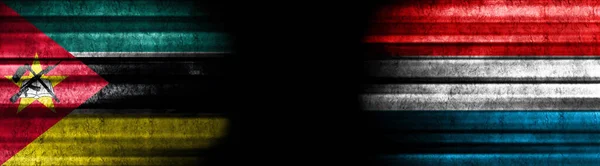Mosambik Und Luxemburger Flaggen Auf Schwarzem Hintergrund — Stockfoto