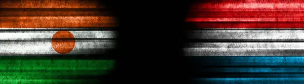 Σημαίες Του Νίγηρα Και Του Λουξεμβούργου Μαύρο Φόντο — Φωτογραφία Αρχείου