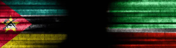 Mosambik Und Tschetschenien Flaggen Auf Schwarzem Hintergrund — Stockfoto