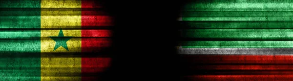 塞内加尔和车臣黑色背景旗 — 图库照片
