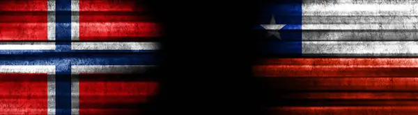 Siyah Arkaplanda Norveç Şili Bayrakları — Stok fotoğraf