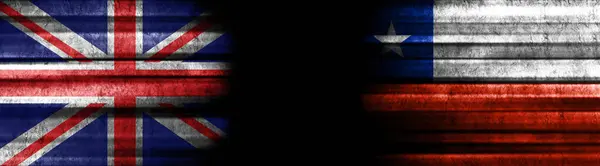 Kara Arkaplanda Birleşik Krallık Şili Bayrakları — Stok fotoğraf