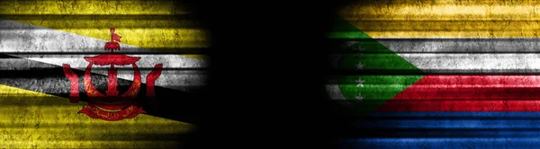 文莱和科摩罗黑色背景旗帜 — 图库照片
