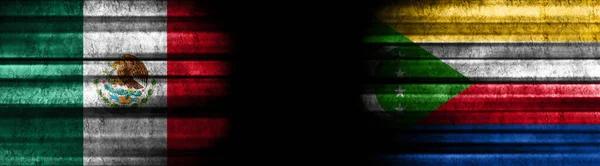 Mexiko Und Komoren Flaggen Auf Schwarzem Hintergrund — Stockfoto