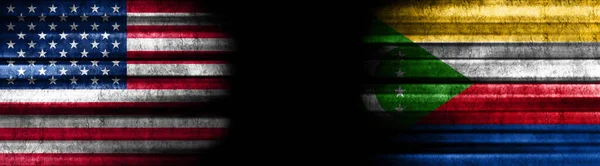 Förenta Staterna Och Komorerna Flaggor Svart Bakgrund — Stockfoto