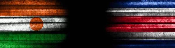 Σημαίες Του Νίγηρα Και Της Κόστα Ρίκα Μαύρο Φόντο — Φωτογραφία Αρχείου