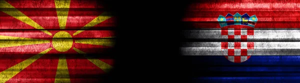 北マケドニアとクロアチアの旗 黒い背景 — ストック写真