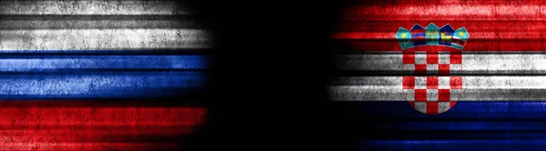 黒い背景にロシアとクロアチアの旗 — ストック写真