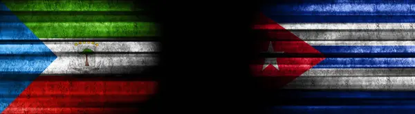 赤道ギニアとキューバ 黒い背景の旗 — ストック写真