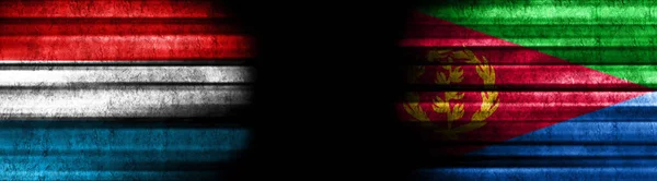 Flagi Luksemburga Erytrei Czarnym Tle — Zdjęcie stockowe